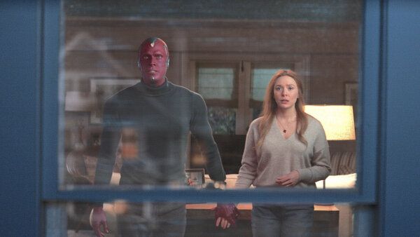 Paul Bettany a Elizabeth Olsen vo finále seriálu WandaVision.