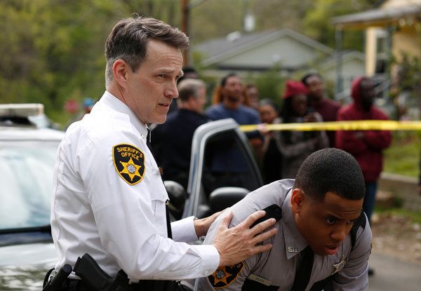 Stephen Moyer, a sinistra, e Mack Wilds in Shots Fired, a partire da mercoledì su Fox.
