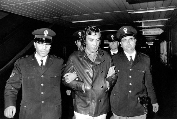 Tommaso Buscetta escorté par la police italienne après son arrestation en 1972, a été le premier chef mafieux de haut rang à témoigner contre la foule.