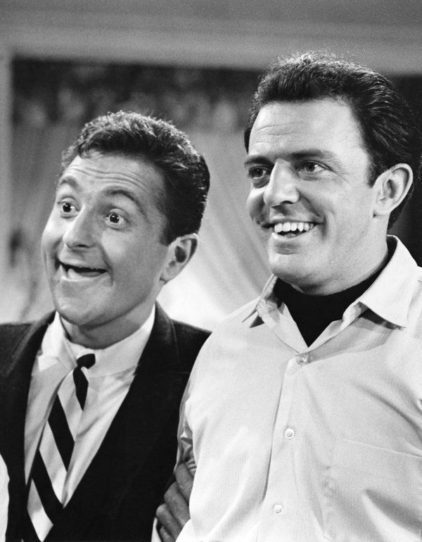 Marty Ingels, kairėje, ir Johnas Astinas, 1962 m. Pora vaidino ABC komedijoje.