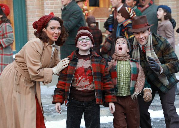 De izquierda a derecha, Maya Rudolph, Andy Walken, Tyler Wladis y Chris Diamantopoulos en A Christmas Story Live de Fox.