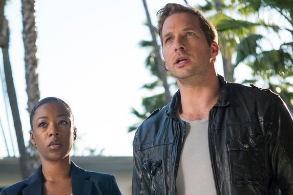 Samira Wiley și Ryan Hansen în Ryan Hansen rezolvă crime la televizor.