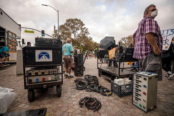 O echipă de filmare din Los Angeles pe 6 noiembrie.