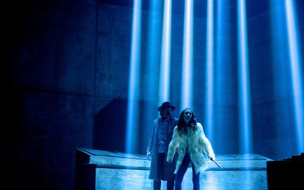 Timas Rozonas ir Melanie Scrofano filme Wynonna Earp.