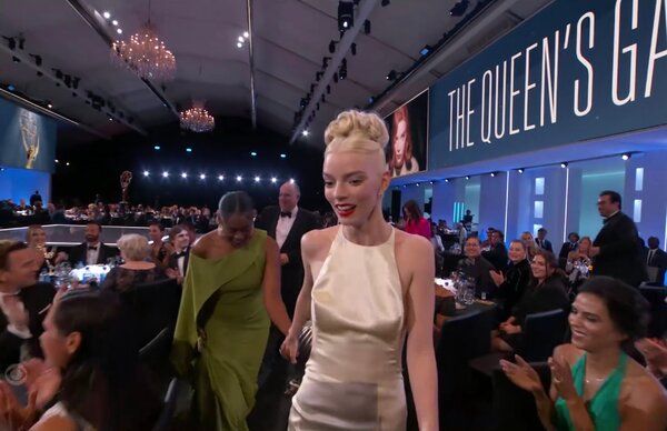 Moses Ingram (à esquerda) e Anya Taylor-Joy de The Queen’s Gambit, que ganhou o Emmy de melhor série limitada.