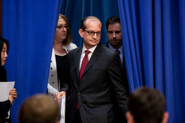 O secretário do Trabalho, R. Alexander Acosta, criticado por suas ações como procurador dos Estados Unidos no acordo judicial de Jeffrey Epstein há uma década, defendeu-se em uma entrevista coletiva na quarta-feira.