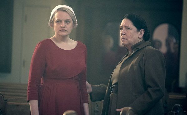 Ann Dowd, sağda, The Handmaid