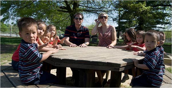 Jon og Kate Gosselin med sine åtte barn i en scene fra familiens realityserie på TLC. Showet, det høyest rangerte på nettverket, er inne i sin fjerde sesong.
