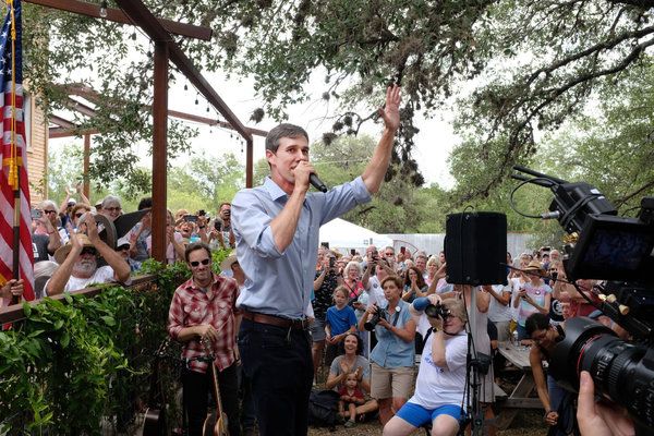 Beto O’Rourke kohtauksessa Running with Beton kanssa, joka debytoi tiistaina HBO:lla.
