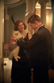 Kim Cattrall și Billy Howle în The Witness for the Prosecution de la Acorn TV.