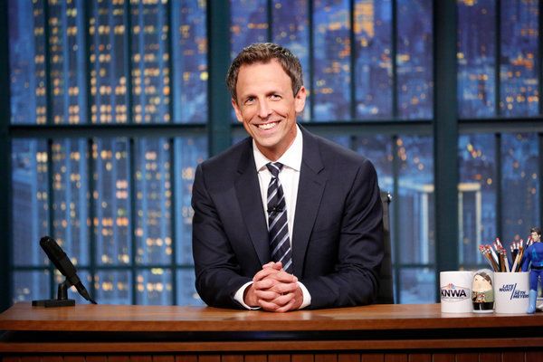 Seth Meyers, sentado, no episódio de Late Night de segunda-feira.