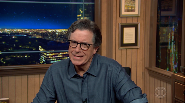 Trečiadienio laidoje „Late Show“ Stephenas Colbertas įsivaizdavo neapsisprendusius rinkėjus, kylančius iš komos būsenos: „Kokie tai metai? Kas prezidentas? Grąžink mane atgal! Grąžink mane atgal!