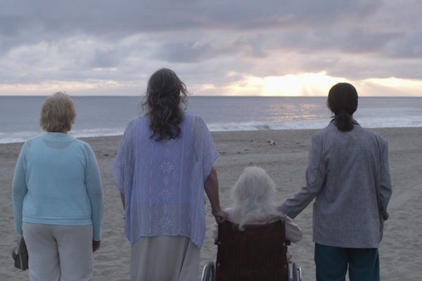 Jenny O’ Hara, Jeffrey Tambor, Shannon Welles i Gaby Hoffmann u Transparentu.