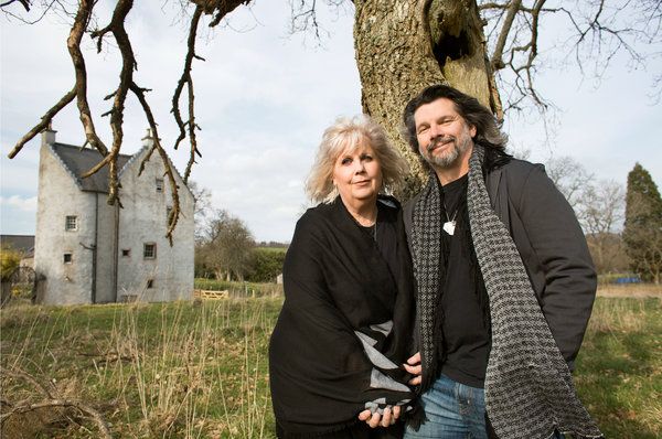 Ronald D. Moore, il produttore esecutivo di Outlander, e Terry Dresbach, il costumista, fuori dalla loro casa in Scozia.