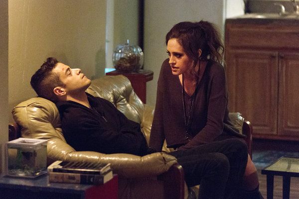 Rami Malek y Carly Chaikin en Mr. Robot.