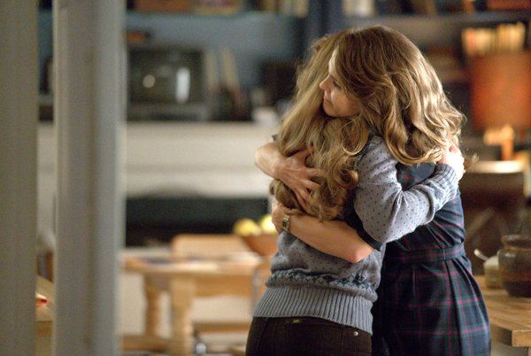 Holly Taylor, links, en Keri Russell in The Americans.