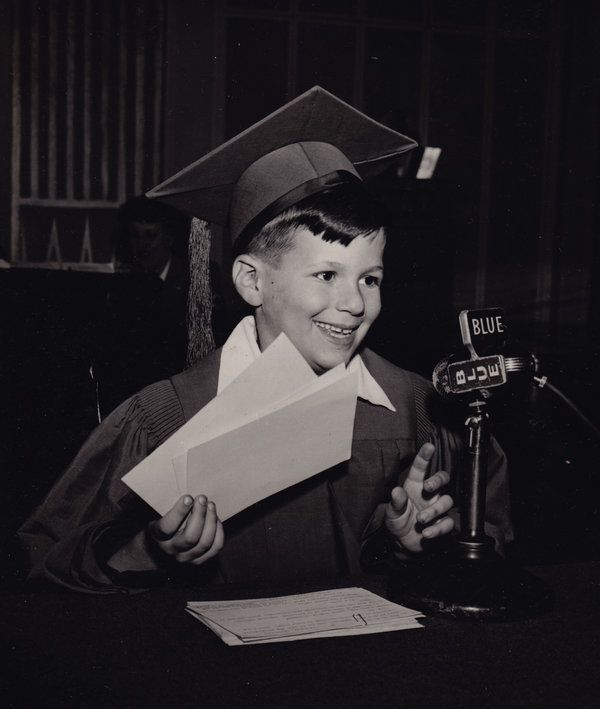 De zesjarige Joel Kupperman als deelnemer aan het radioprogramma The Quiz Kids in 1943. Hij en andere jonge deelnemers kregen landelijke bekendheid door vragen te beantwoorden over wiskunde, literatuur, sport en geschiedenis.