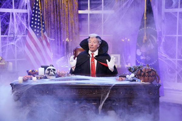 A televisão de madrugada dependia muito de conteúdo político na era Trump. Na semana passada, Jimmy Fallon interpretou o presidente em uma fantasia de vampiro no Halloween.