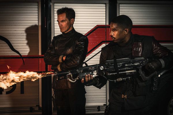 Michael Shannon, venstre, og Michael B. Jordan i HBOs tilpasning av Fahrenheit 451, regissert av Ramin Bahrani.