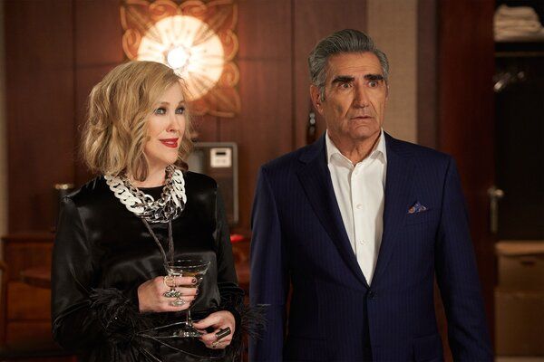 Catherine O’Hara e Eugene Levy em Schitt’s Creek, que não entrou em nossa lista das principais comédias americanas porque não é uma comédia americana.