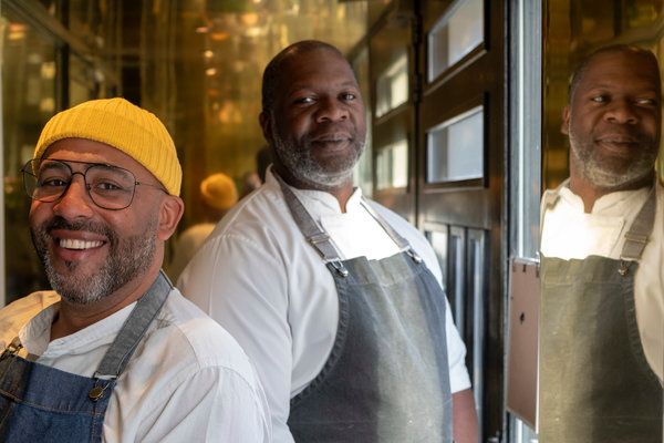 Noah Tucker, lijevo i Anthony Joseph, koji se pojavljuju u TV seriji High Cuisine. Dva kuhara koriste sastojke koji mijenjaju um kako bi stvorili gastronomsku kuhinju.