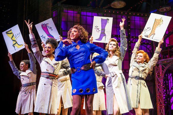 Matt Henry, keskel, mängus Kinky Boots.