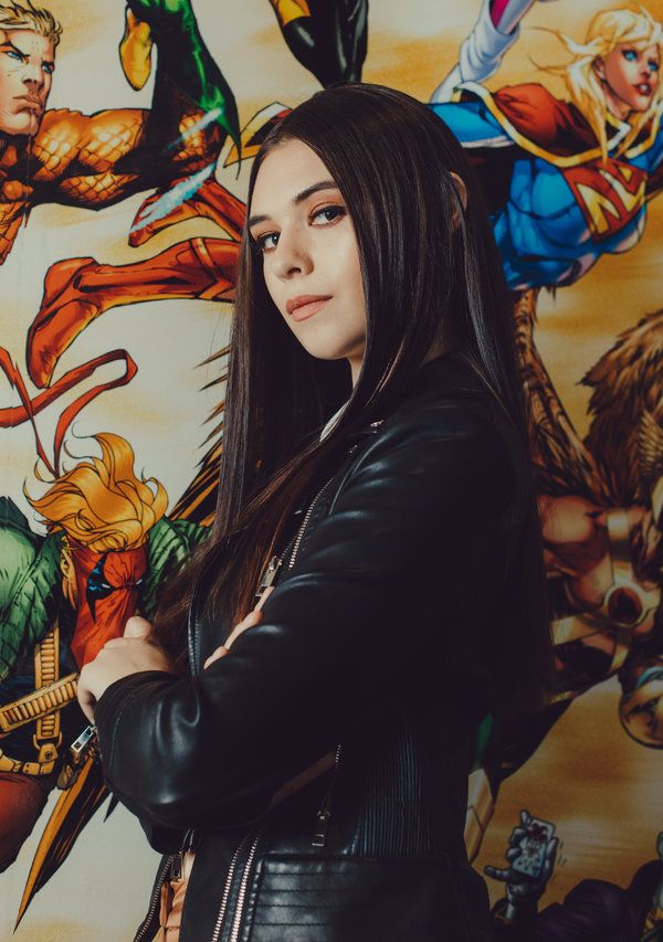 Nia Nal, interpretada por la actriz y activista Nicole Maines en Supergirl, es la primera superhéroe transgénero de la televisión.