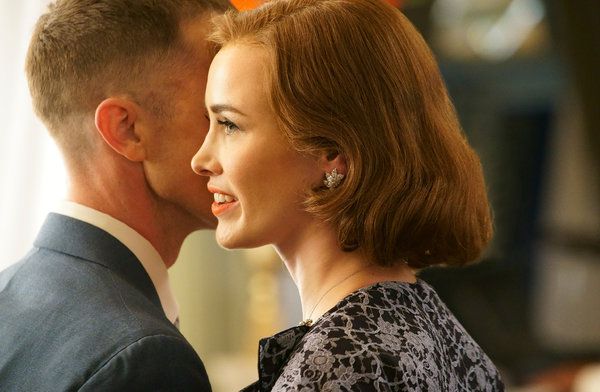 Dominique McElligott interpreta Louise Shepard, esposa de Alan Shepard, em The Astronaut Wives Club.