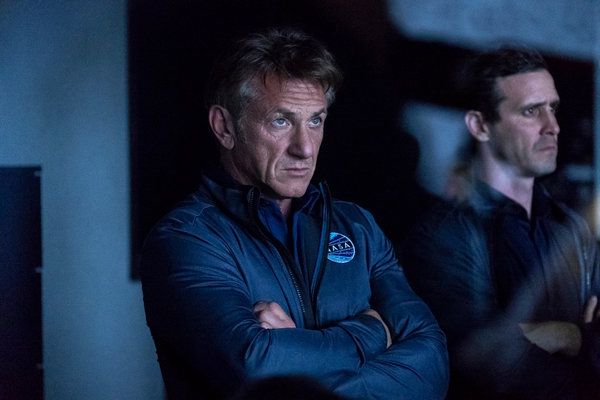 Šons Penns spēlē nomocītu varoni, kas gatavojas misijai uz Marsu Hulu filmā The First.