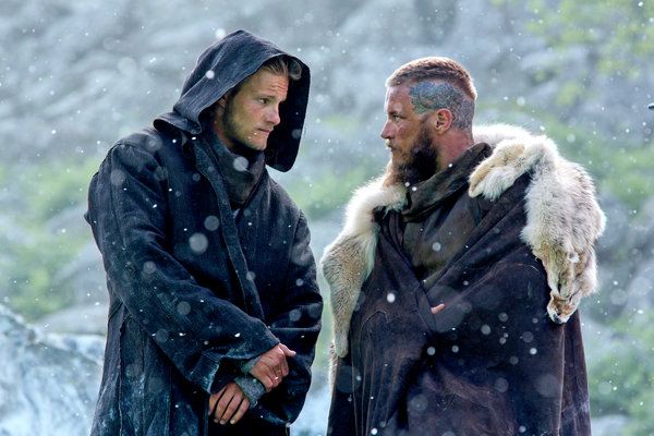 Alexander Ludwig, à gauche, et Travis Fimmel dans Vikings.