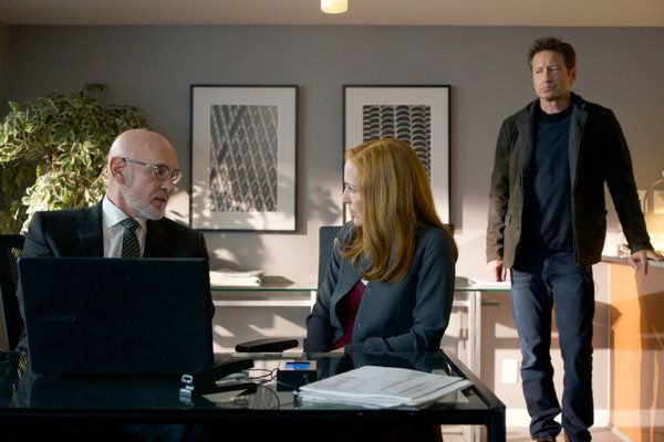 A partir da esquerda, Mitch Pileggi, Gillian Anderson e David Duchovny no episódio de quarta-feira de Arquivo X.
