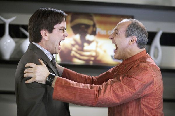 Mark McKinney, pa kreisi, un Colm Feore filmā Slings & Arrows.