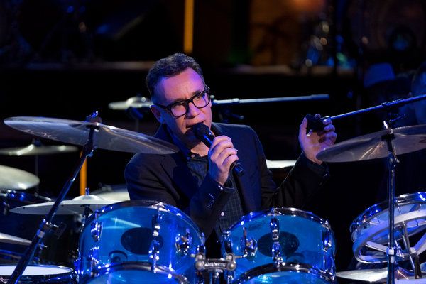 Fredas Armisenas savo debiutiniame specialiame „Standup for Drummers“.