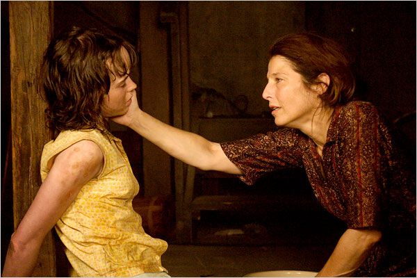 Ellen Page รับบทเป็น Sylvia Likens และ Catherine Keener ในบท Gertrude Baniszewski ในภาพยนตร์ปี 2007 เรื่อง An American Crime