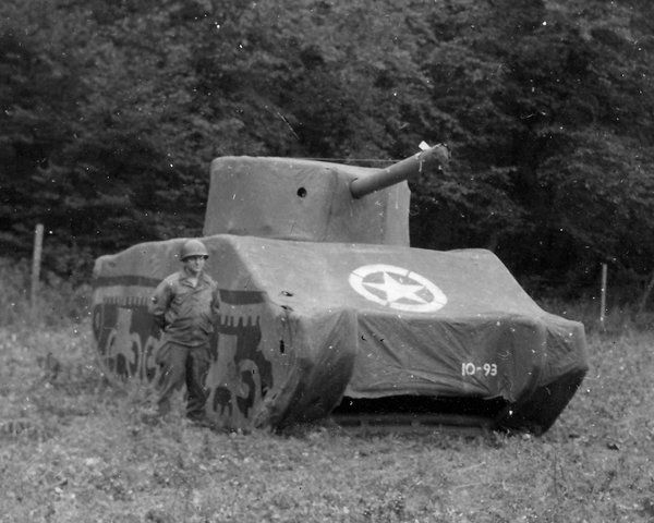 Gumijasti tank M4 Sherman, prikazan v