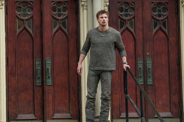 A&E의 월요일 새 시리즈인 Damien의 타이틀 역할을 맡은 Bradley James.