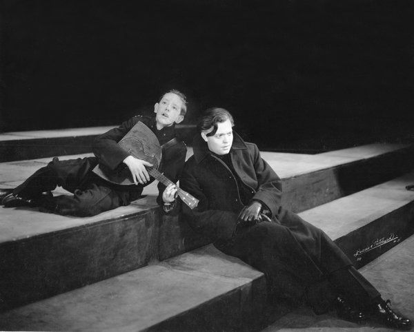Arthur Anderson, links, en Orson Welles in Julius Caesar van het Mercury Theatre in 1938.