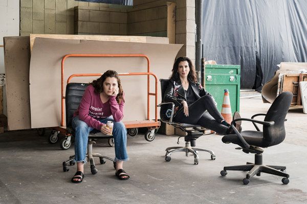 Crazy Ex-Girlfriend, Rachel Bloom, sol ve Aline Brosh McKenna tarafından yaratıldı.