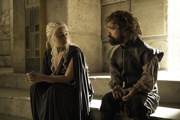 Emilia Clarke และ Peter Dinklage ใน Game of Thrones