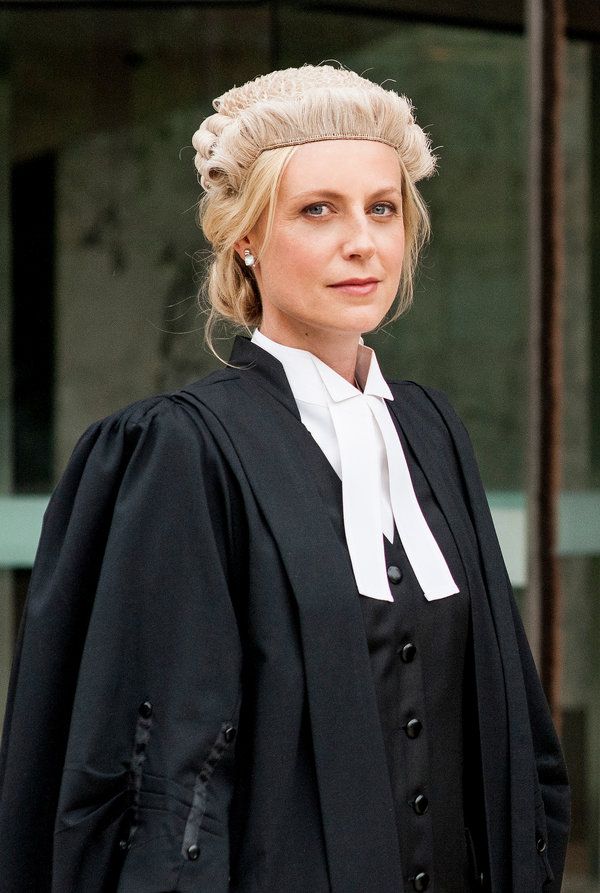 Acorn TV의 Janet King에서 법정 준비가 된 Marta Dusseldorp.