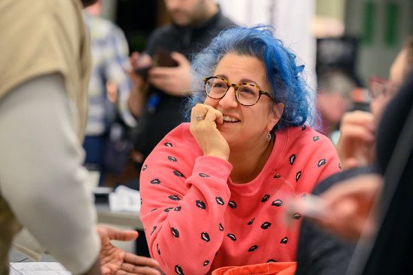 Orange Is the New Black završit će sa sedmom sezonom. U nekom alternativnom svemiru, svi ovi likovi i ovaj show se nastavljaju, rekao je kreator Jenji Kohan, gore, na setu tijekom posljednje sezone.