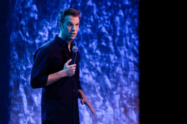 Anthony Jeselnik w Przemyśleniach i modlitwach na Netflix.