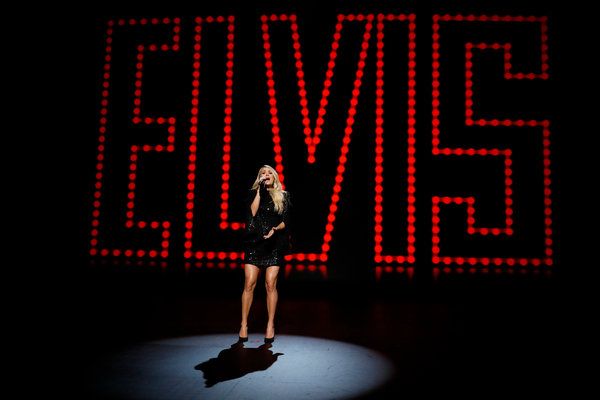 Carrie Underwood vo filme Elvis All-Star Tribute.