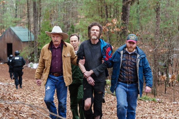 Paul Bettany, în centru, în rolul lui Ted Kaczynski în Manhunt: Unabomber pe Discovery Channel.