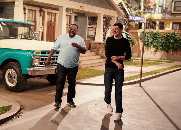 Cedric the Entertainer ซ้ายและ Max Greenfield แสดงใน The Neighborhood