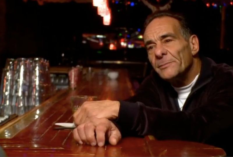 Lou Verdi, un fost condamnat din Philadelphia, conduce acum o familie care încearcă să conducă un bar gay pe In the Big House, pe Logo.