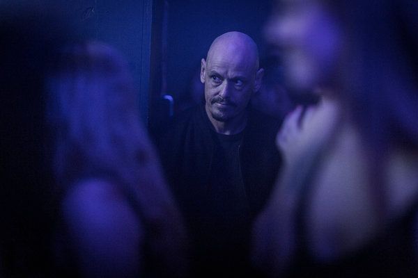 V Mr. Inbetween je Ray Shoesmith (Scott Ryan) citlivým nájomným vrahom, ktorý nemá záujem o vykúpenie.