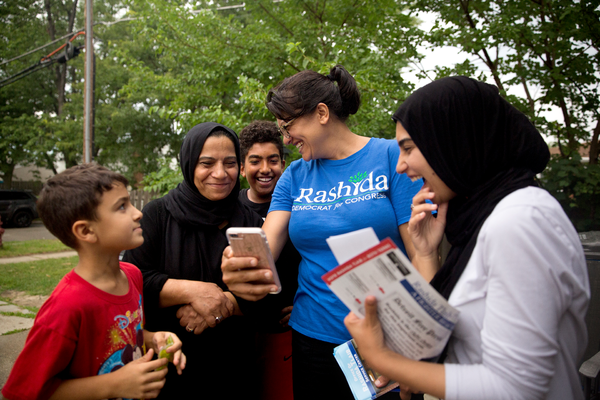 Representanten Rashida Tlaib, demokrat från Michigan, som syns i dokumentären And She Could Be Next i två delar, som spårar 2018 års politiska kampanjer för flera färgade kvinnor.