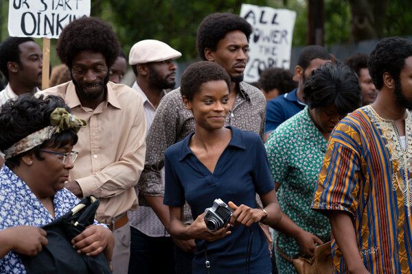 Letitia Wright, centre, filmavimo aikštelėje „Mangrove“, pirmasis filmas Steve
