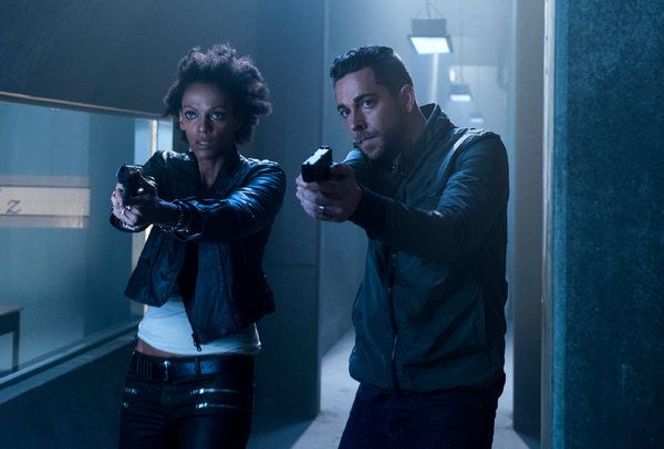 Джудит Шекони и Закари Леви в Heroes Reborn.